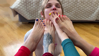 Feet Of Four Bratty Girls Stretch Mouth Of Lesbian Slave And Fill It With Saliva