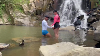 Chica colombiana de cuerpo atlético es follada en un lugar turístico.