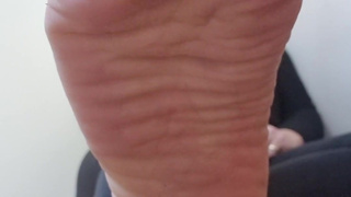 Im teasing you so crazy with my toe squeeze????