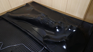 【latex】Kigurumi costumed vacuum bed restraint