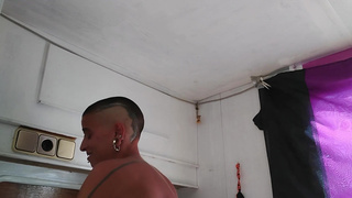Shave my head and talk about sexperiences, from losing virginity to first micropenis delusion. ITA.
