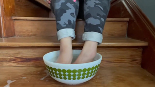 Findom/Femdom preparing her feet for some Loser