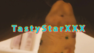 Thick Ass Ebony TastyStarXXX Fucks a Confetti Dick