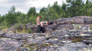 Sex sex på sten, smuk pige i naturen