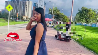 MI AMIGA PONE A VIBRAR MI JUGUETE EN PUBLICO EN UN CENTRO COMERCIAL DE BOGOTA Y TENGO UN SQUIRT????