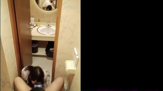 Call an 18-year-old female college student to the company's toilet and give her a blowjob next to he