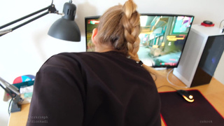 I fucked a streamer girl while gaming session