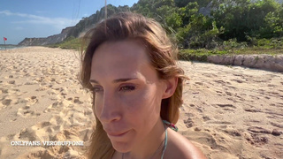 They discover me filming a scene on the beach (real scene)