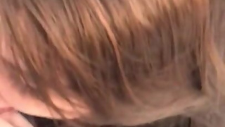 русская девушка трахается в подъезде, пока ее парень.