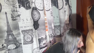 LA MUY INFIEL FOLLA CON SU HERMANASTRO MIENTRAS HABLA CON SU NOVIO POR LLAMADA