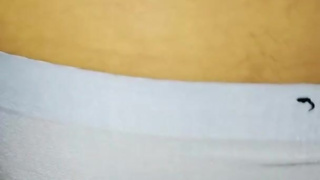 Latina +18 se pone medias de rayas y hilos azules para una rica follada en mi cuarto..!