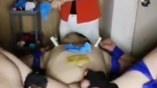 男奴被女王固定射精