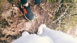 Encuentro a esta mujer sola en el bosque y le propongo tener sexo a esta infiel casada