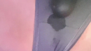 【お漏らし】パンツの上から勃起クリいじって大量潮吹き????パイパンま◯んこくぱぁしながらローターでオナニー????【声有】