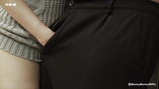 Housewife Gets Fucked By Visitor Wearing Sexy Pantyhose While Doing Her Housework. 人妻穿开裆肉丝干家务,被访客操出水