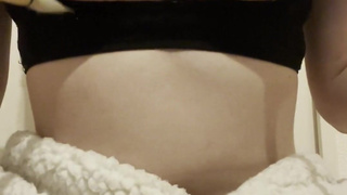 オイルと筆で乳首をぬるぬるに♡