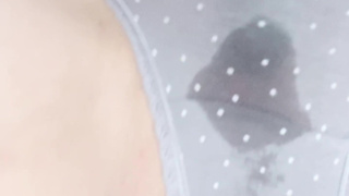 【お漏らし】パイパンまんこぐっしょぐしょ????ローターでクリしごいて大量潮吹き????透けちゃう…吸うやつで本気汁大量????【Japanese Pussy/Squrting】