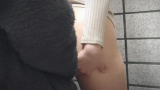 人が多い公園の男子トイレでバレないようにドキドキ中出しSEXで中イキ連発！！/野外露出/JD/連続絶頂/creampie/素人/個人撮影