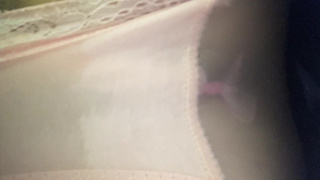 An amateur Japanese woman who puts sausages in and out of her pussy and panting [Personal shooting]