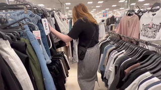 I stood back and gave a blowjob while putting up with my voice in the fitting room♡