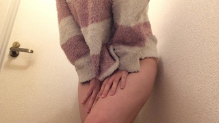 尿意を我慢してナプキンに大量おもらしするも...水浸し...