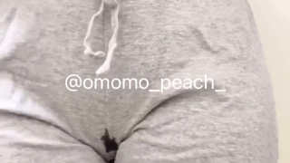 【スウェットの紐が解けずおもらし】#omorashi #peeaccident #desperation wetting #pee desperation