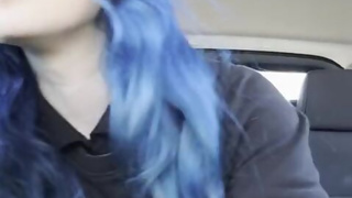 Masturbation pas incognito dans le Uber - Il a vu ma Chatte Poilue de Française et mes Tatouages