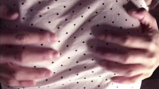 【じらしチクニー】ノーブラでリラックスしてたらムラムラしてちくびが勃ちました Japanese nipple masturbation touch on the clothe