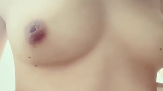 個人撮影 陥没乳首を勃たせてみた