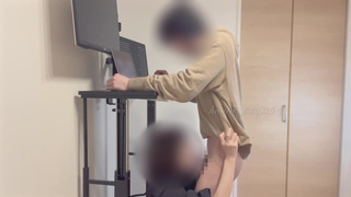 【こっそりフェラ抜き】仕事のミーティング中に痴女な彼女がいきなりフェラしてきて我慢できずに大量射精してしまった♡