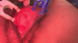 ど変態熟女 大きなびらびら引っ張りながら潮吹きオナニー