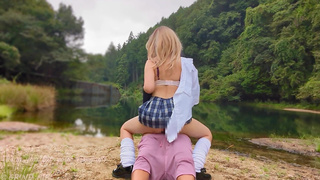 学校で出会った性欲がハンパないヤリマンギャルと野外セックスした動画