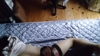 [Voyeur style] A busty Japanese woman masturbates while hugging a pillow, and farts while climaxing.