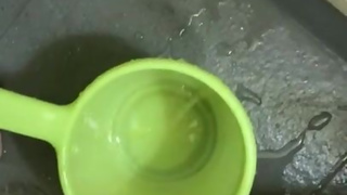 An active female college student who collects pee in a tub in the bath ♡