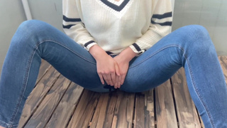 The wife of jeans waiting on the veranda in the cold can't stand the pee and pees little by little