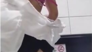 Nasty married woman OL can not stand on the way home from work and masturbates in the toilet of a pa
