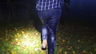 ⭐ Girl totally pisses her blue jeans in public! couldnt hold it!