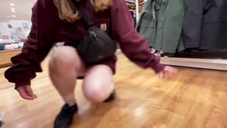 A Japanese nurse went on a no-pan date ♡ She got a hand job while shopping ♡