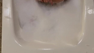 泡風呂でムラムラ、オナニー。無修正