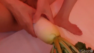 必見!!極太大根でオナニーする日本の淫乱熟女