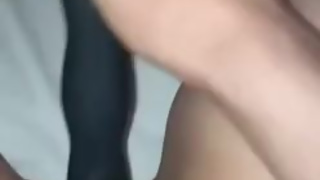 ???? Je me filme seule en train de me masturber avec ma chatte toute mouillée dans mon lit.