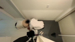 帰宅するとすぐに玄関でセックスしているカップルを観察する