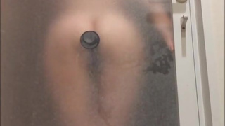 A wife who rubs her pussy in the bath from the morning Masturbation