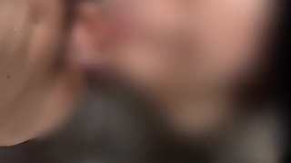 It was ridiculous that an amateur girlfriend used chocolate sauce to crack her hands and flaccio