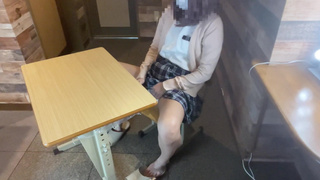 【素人】制服姿の彼女が教室の机の下でオナニーしちゃう／／under table ／日本人／japanese
