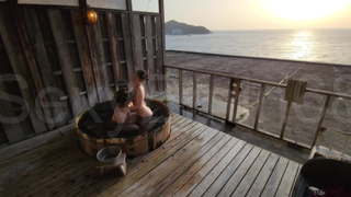 Creampie sex at a hotel with a private open -air bath with a good view ♡ [Travel]