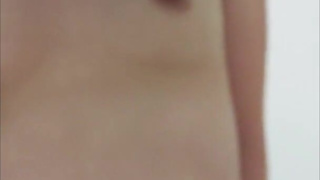 격렬한 승마 자세로 여자가 오르가즘을 느끼는 모습을 주관적 카메라로 촬영하다