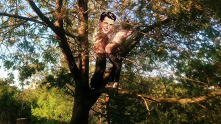 In search of novelties, Chinese couples pursue excitement and have sex while standing on a tree!