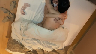 中出しする男と、それを抱擁する女