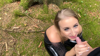 Junge Schlampe lässt sich von unbekannten öffentlich hart ficken